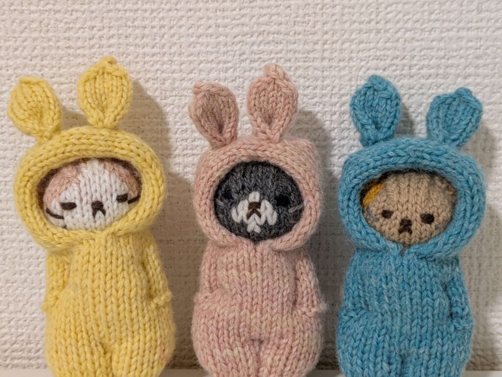 ロンパースを着た棒ぐるみたち