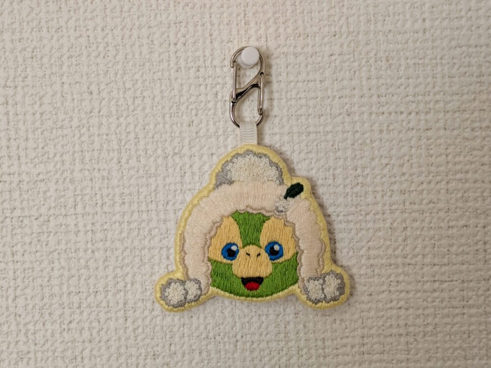 冬の格好をしたオルメルの刺しゅうチャーム