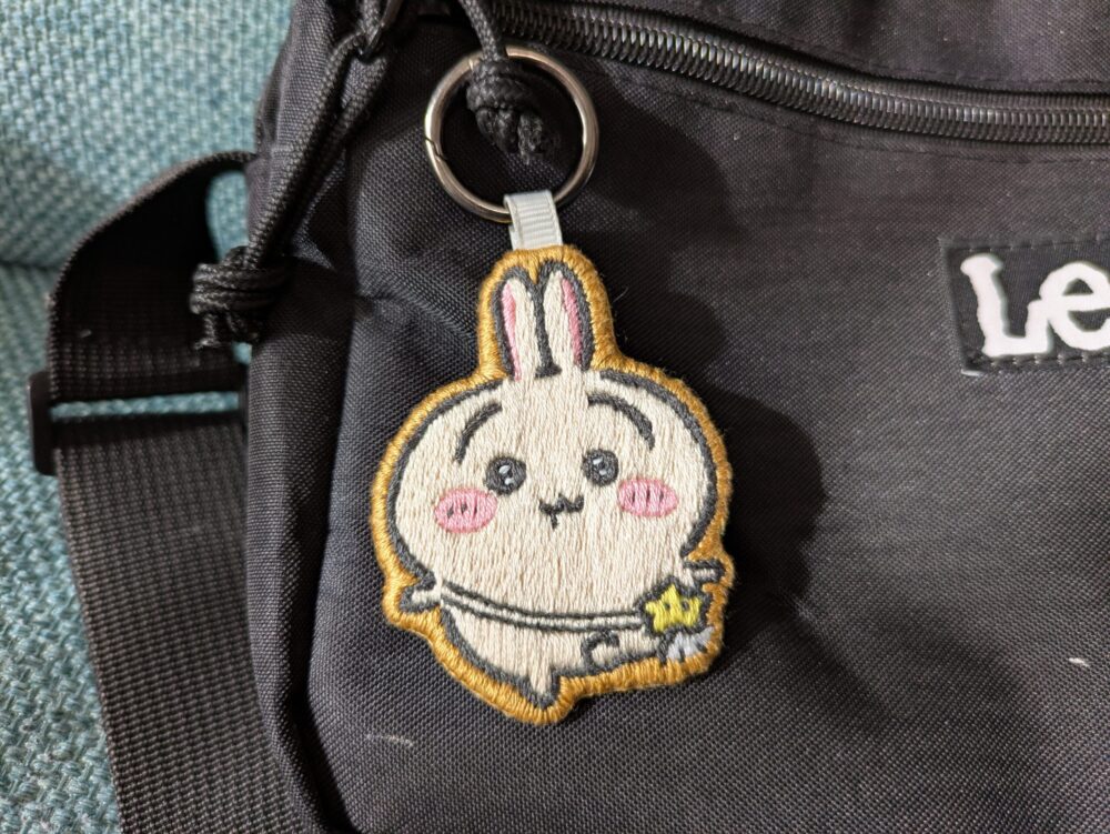 ちいかわのうさぎの刺しゅうチャーム