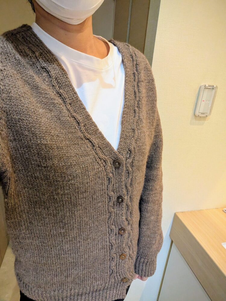 Vネックカーディガン着用画像